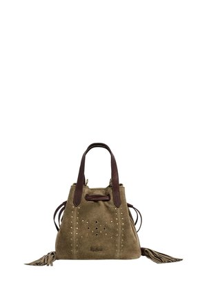 Bolso de ante marrón con asas de cuero marrón oscuro, tachuelas doradas en un patrón simétrico y borlas a cada lado.