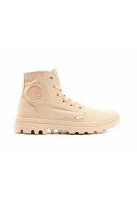 Jasnoróżowe wysokie trampki wykonane z płótna, z gumową podeszwą, ozdobione okrągłą naszywką z logo, sześcioma oczkami i teksturowaną powierzchnią.