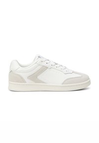 Baskets blanches en cuir avec des accents en suède gris, bout rond, design à lacets plats et surface lisse texturée. Présente un logo sur le côté.
