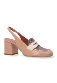 Slingback podpatky s lesklým světle růžovým povrchem, s potaženou látkovou částí v červené a černé barvě a masivním čtvercovým podpatkem.