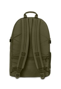Mochila verde oliva con correas de hombro acolchadas, un asa en la parte superior, diseño acolchado y un bolsillo lateral de malla para botellas de agua. Correas ajustables.