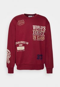 Felpa bordeaux con collo rotondo, con grafiche stampate in color sabbia e blu navy, tra cui "WORLD'S BEST IN CLASS" e "ESTABLISHED IN 1889."