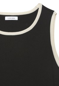 Top senza maniche nero con un colletto a coste beige. Realizzato in un tessuto elastico, presenta una texture liscia e un design minimalista.