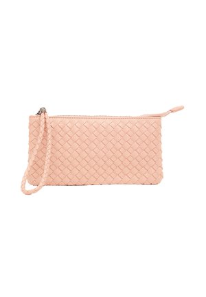 Woven leather clutch w kolorze miękkiego różu z zamknięciem na zamek i plecionym paskiem na nadgarstek. Prostokątny kształt z teksturowaną powierzchnią.