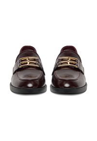 Burgundi bőr loaferek, dupla arany csattal, kerek orral, sima felülettel és fekete gumitalppal.