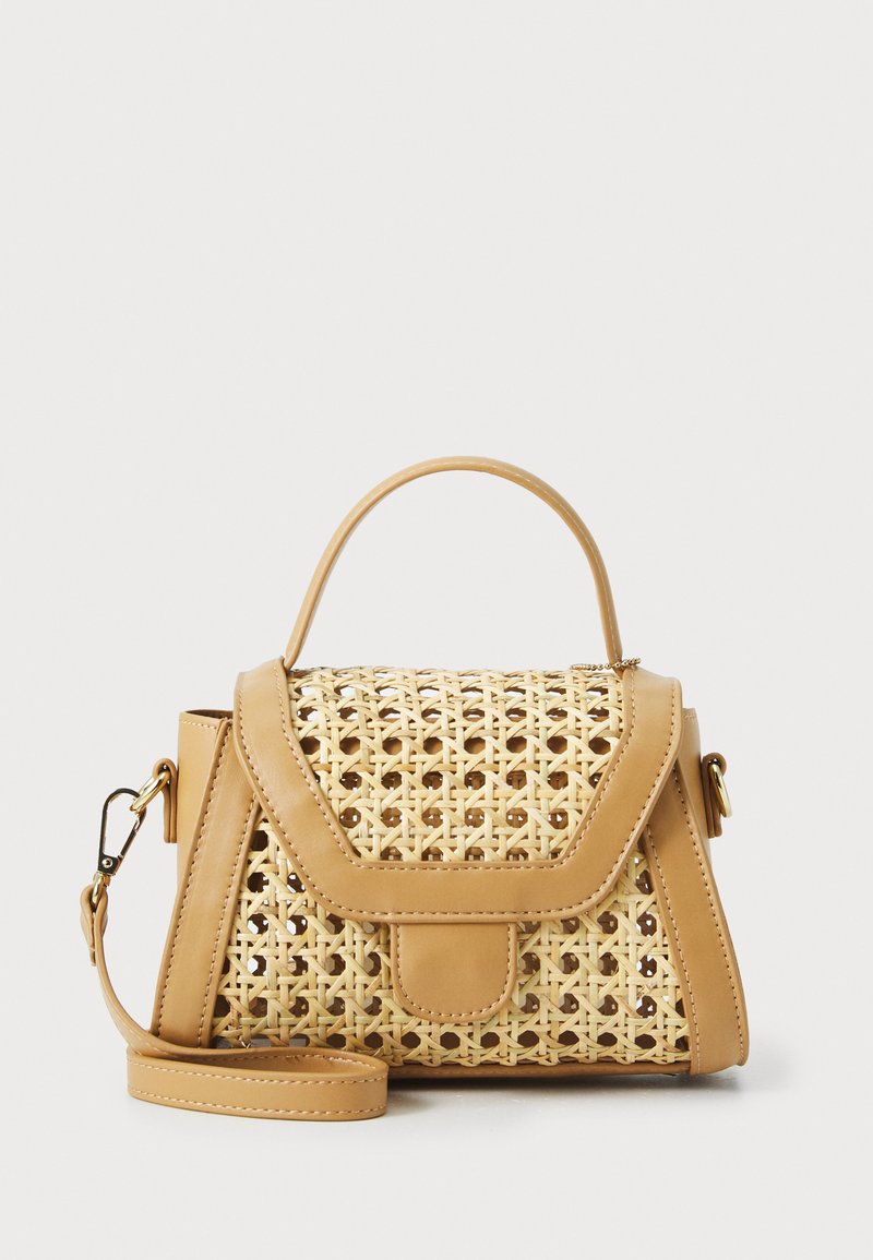 Brūna soma ar austā ratanā priekšpusi, strukturēta forma, augšējais rokturis un noņemama plecu siksna. Iespējo locīts pārsegu ar spiedpogu aizdari.