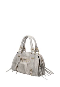 Borsa a tracolla in pelle grigia con manici intrecciati, accessori in oro, tasca con zip e dettagli frangianti sui lati. Design compatto e strutturato.