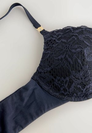 Navy blauwe beha met een kanten overlay op de cups, gladde stof op de band, verstelbare schouderband en details van kunststof in gouden kleur.