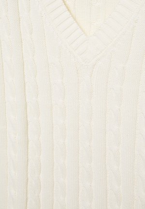 Maglione color crema a trecce con scollo a V e dettagli a coste lungo lo scollo e motivi intrecciati verticali.