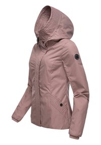 Lichtroze geïsoleerde jacket met een gewatteerd patroon op de voorzakken, capuchon en elastische manchetten. Bevat drukknoopsluitingen en heeft een slank ontwerp.