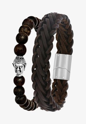Twee armbanden: de ene heeft donkere houten kralen en een zilveren Boeddha-charme; de andere is van gevlochten donkerbruin leer met een zilveren sluiting.