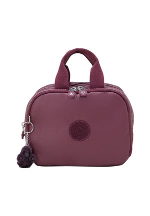 Bolso pequeño de color rosa oscuro con dos asas cortas de tela, cierre de cremallera doble, parche redondo con el logo y un llavero con un muñeco de mono de peluche.