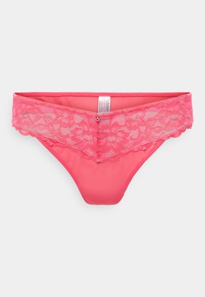 Rosa blondetruse og mesh truse for kvinner med blomsteraktig mønster og liten hjerteformet charm i midten av linningen.