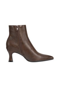 Bota corta de cuero marrón con puntera puntiaguda, cremallera lateral y tacón de 5 cm tipo kitten, sobre fondo blanco.