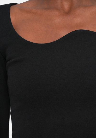 Top negro de mangas largas con un escote curvado, textura suave y diseño ajustado. Simple y monocromático, sin patrones.