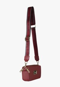 Borsa a tracolla color bordeaux con superficie texturizzata, cerniere dorate e dettaglio logo. Presenta una tracolla audace con testo stampato e lunghezza regolabile.