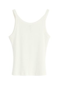 Hvid ribbet tanktop med tynde stropper og en tætsiddende pasform. Glat tekstur, rund halsudskæring, og en længde der falder over taljen.