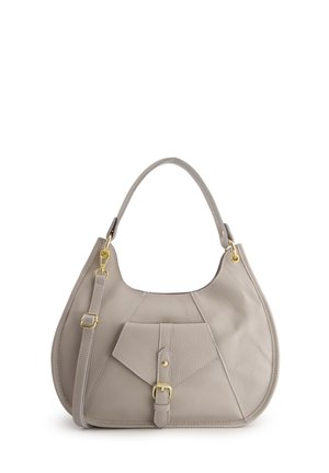 Hellgraue Lederhandtasche mit einer geschwungenen Form, strukturierten Oberfläche, verstellbarem Trageriemen und einer Vordertasche, die mit einer goldenen Schnalle gesichert ist.