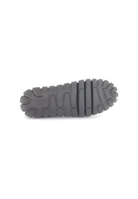 Suela de zapato de goma negra con profundas hendiduras y patrones texturizados, con ranuras y bordes para mayor agarre. El nombre de la marca "Gabor" es visible.