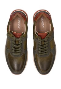 Herren Sneakers in Grün aus Leder und Textil. Sie verfügen über braune Akzente, eine abgerundete Zehenpartie, ein schnürbares Design und einen gepolsterten Kragen.
