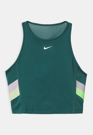 Tummanvihreä urheilullinen lyhyt paita, jossa on pyöreä pääntie ja vaaleanvihreitä, violetteja sekä keltaisia vinoraitoja sivuilla. Nike-logo esillä.