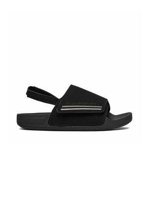 Sort sandal med åben tå, justerbar velcrolukning over vristen og baghæl, designet til komfort og nemt at tage på.