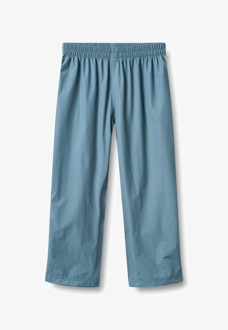Pantalon bleu clair, ample, avec une ceinture élastique et une texture lisse. Jambes droites avec des ourlets soigneusement finis.