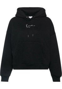Felpa con cappuccio nera realizzata in tessuto morbido, con tasca a marsupio frontale, polsini a costina e un logo in scrittura bianca sul petto.