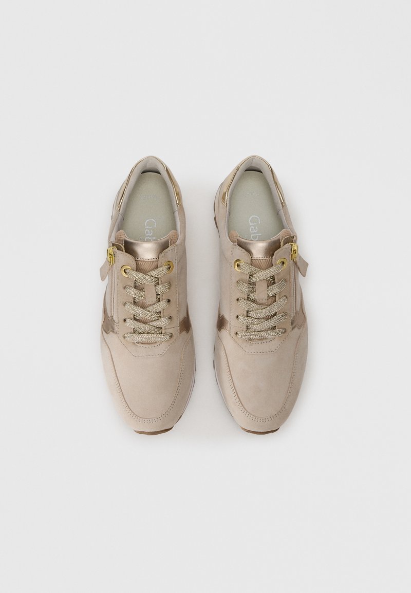 Beige Sneaker mit Wildleder- und Lackfinish. Verfügt über goldfarbene Ösen und Schnürsenkel. Abgerundete Fußspitze, gepolsterte Innensohle und flache Sohle.