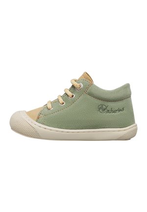 Sneaker basse pour enfant en daim vert clair avec bout renforcé beige, lacets crème et semelle en caoutchouc, vue latérale montrant le logo et les détails de couture.