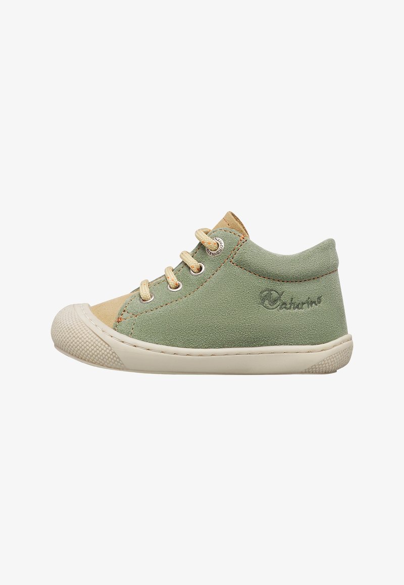 Sneaker basse pour enfant en daim vert clair avec bout renforcé beige, lacets crème et semelle en caoutchouc, vue latérale montrant le logo et les détails de couture.