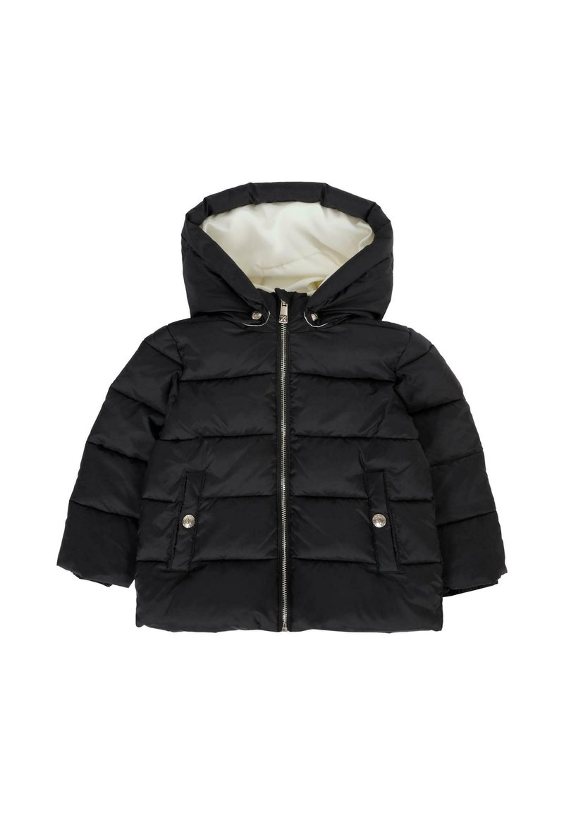 Giacca a vento nera imbottita con cappuccio, caratterizzata da un rivestimento bianco, chiusura con zip frontale e dettagli in metallo argentato sulle tasche anteriori. Texture e forma trapuntate.