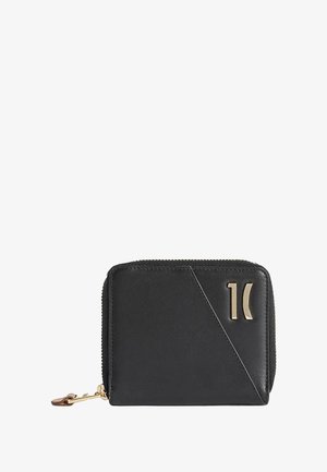 Portafoglio in pelle nera con chiusura a zip, caratterizzato da un design diagonale, dettagli in metallo dorato e un logo prominente sulla parte anteriore.