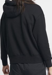 Svart hoodie tillverkad av mjukt tyg, med en känguruficka, ribbad mudd och fåll. Huvtröja med dragsnodd vid halsringningen.