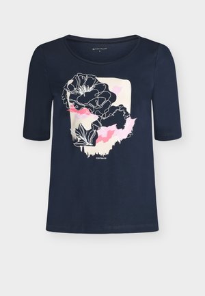 T-shirt pour femmes bleu marine à encolure dégagée avec manches mi-longues, présentant un imprimé floral abstrait en blanc, rose et crème au centre devant.