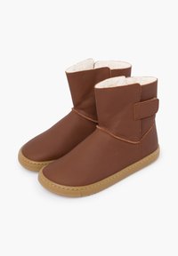 Hnědé kožené kotníkové boty s měkkou kožešinovou podšívkou, nastavitelným suchým zipem, zaoblenou špičkou a gumovou podrážkou. Jednoduchý design, bez viditelných vzorů.
