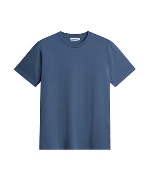 Blauwe katoenen t-shirt met korte mouwen, rond de hals, en een rechte snit; heeft een subtiele textuur en een label aan de onderzoom.
