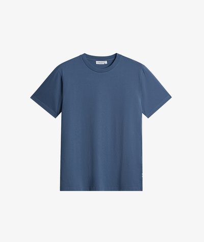 T-shirt en coton bleu avec des manches courtes, col rond et coupe droite ; présente une texture subtile et une étiquette sur l'ourlet inférieur.