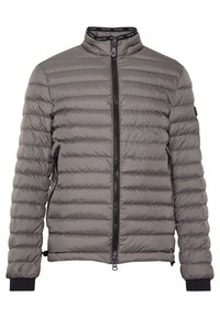 Veste grise rembourrée avec col haut, fermeture éclair à l'avant, poches latérales et poignets élastiques. Présente un motif matelassé horizontal et un détail de logo.