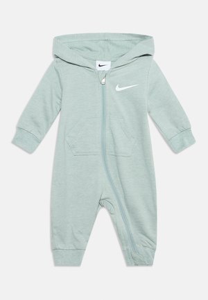 Peto de bebé verde claro con capucha, cremallera frontal, bolsillo tipo canguro, puños de canalé y logo blanco de Nike en el pecho.