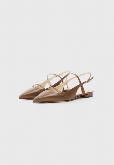 Ruskeat nahkaiset slingback-kengät, joissa on terävät kärjet ja matala lohkokorko. Niissä on kaksi ohutta remmiä jalkapöydän yli. Sileä pinta.