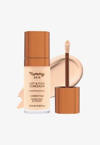 Yummy Skin Lift & Flex Concealer i en klar flaska med amberfärgade detaljer, utrustad med en applikator i form av en hjortsfot och en beige krämpröva bredvid.
