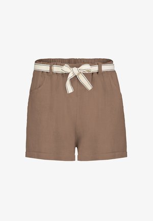 Bruine shorts met elastische taille, voorzakken en een witte stoffen riem die aan de voorkant in een strik is gebonden.