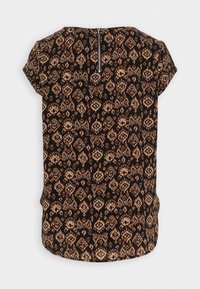 Svart kortärmad blus med abstrakt geometriskt tryck i brunt och beige samt en synlig silvrig dragkedja på övre ryggen.