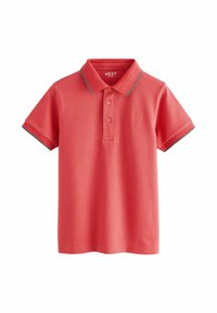 Camisa polo de color coral con cuello acanalado y tapeta de tres botones. Presenta un ribete gris en contraste en las mangas y un sutil detalle de logo.