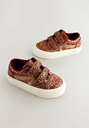 Funkelnde Sneakers mit einem glitzenden Obermaterial in mehreren Farben, zwei schwarzen Velcro-Riemen, goldenen Akzenten und einer weißen Gummisohle.