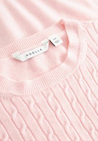 Roosa kootud kampsun soonikkoe ja palmikutega. Sildid näitavad suurust S/M ja päritolu, valmistatud Itaalias. Pehme tekstuur.