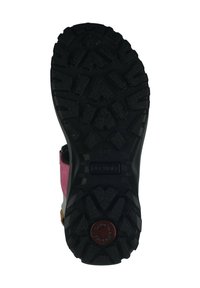 Suela de goma negra con un patrón de textura, que presenta una parte superior de ante rosa y acentos de cuero marrón en los laterales.