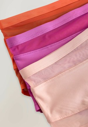 Quatre échantillons de tissu pliés : orange, rose, violet et rose clair. Les matériaux varient en texture ; certains sont lisses tandis que d'autres sont en maille.