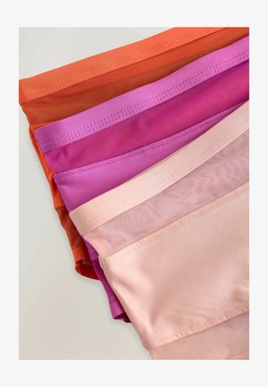 Quatre échantillons de tissu pliés : orange, rose, violet et rose clair. Les matériaux varient en texture ; certains sont lisses tandis que d'autres sont en maille.